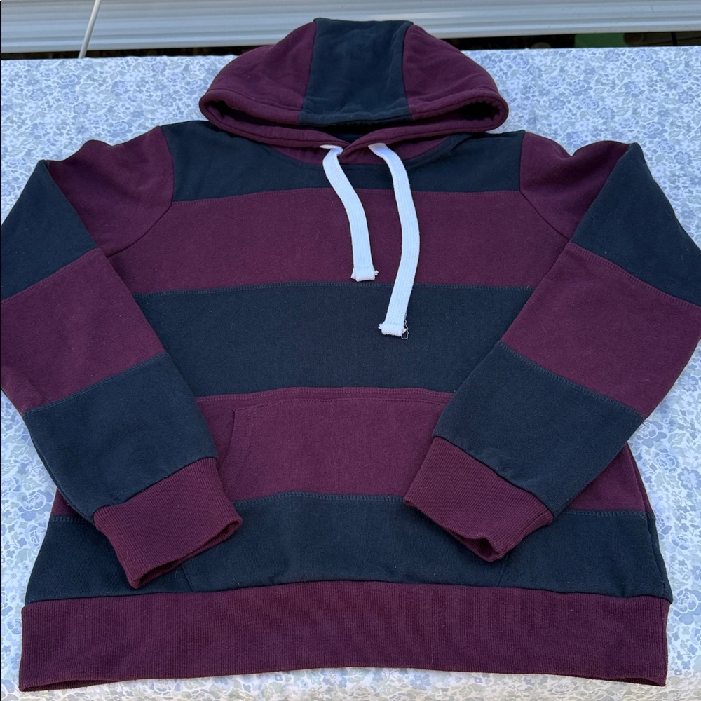 Esstive Athletic Apparel hoody size M